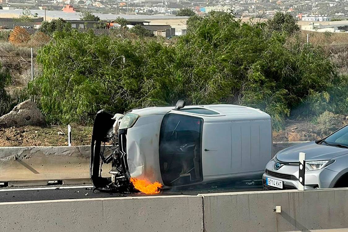 Serious accident on the TF-1 as van catches fire after collision with motorbike