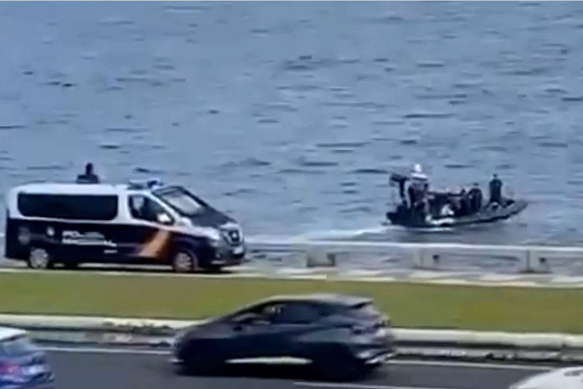 VIDEO: 50 kilos of cocaine found floating near the coast in Las Palmas