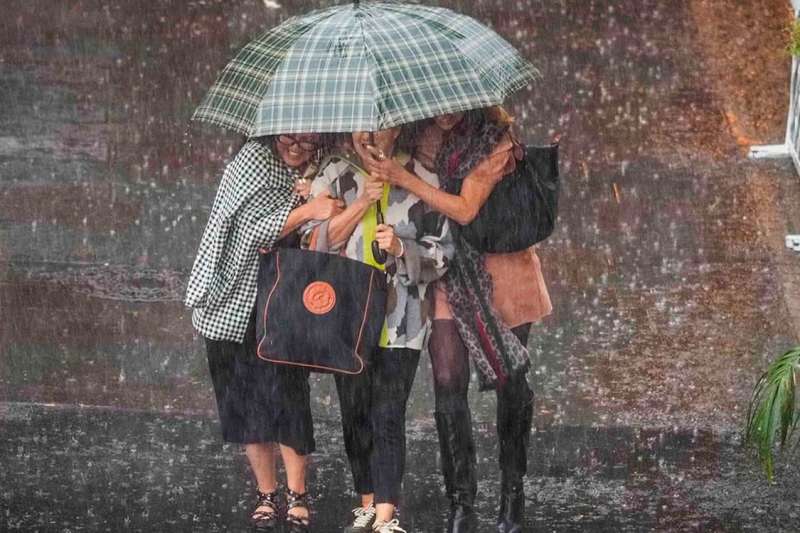 Yellow weather warnings for rain and storms in five of the Canary Islands for the weekend
