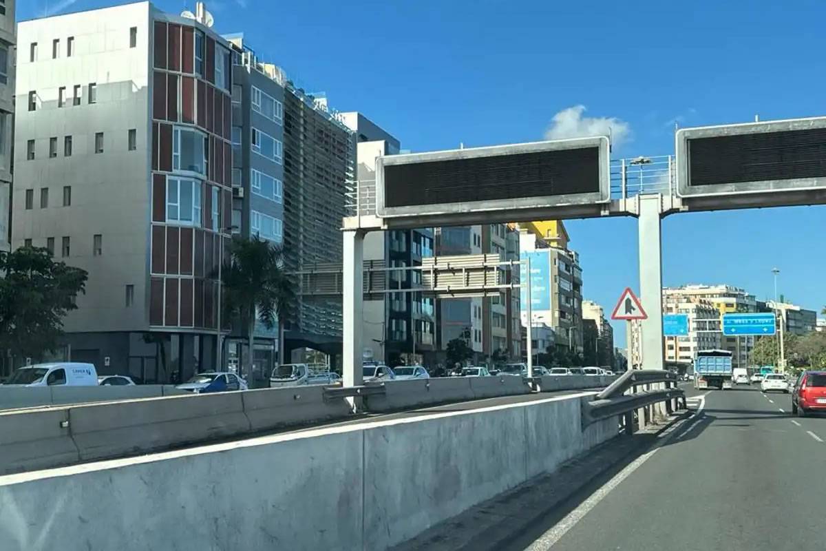Chaos on the GC-1 motorway due to flooding and landslide