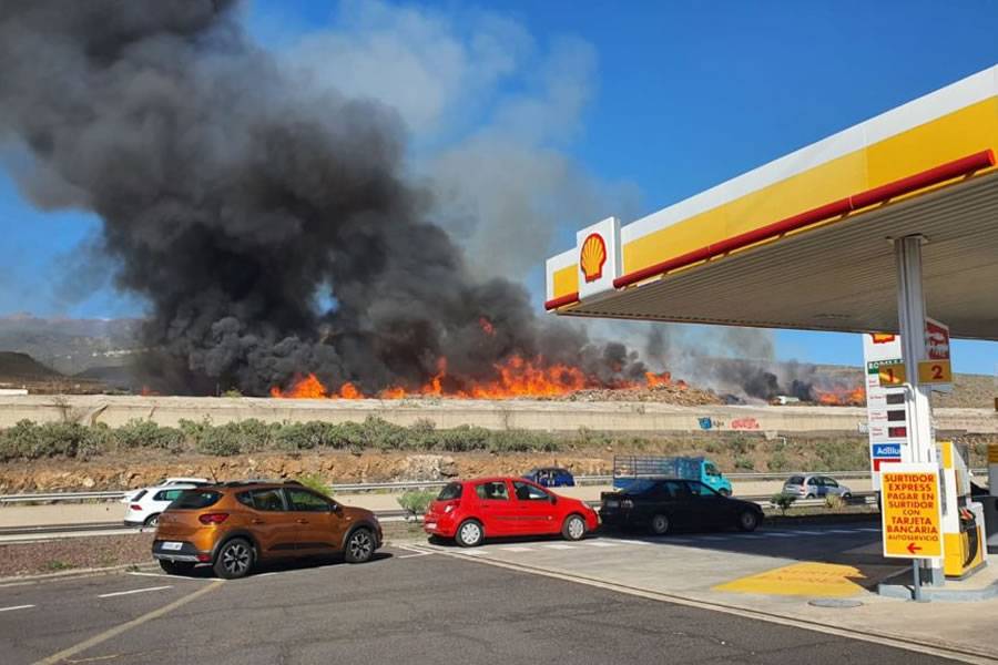 Large warehouse fire in the south of Tenerife with locals evacuated to safety