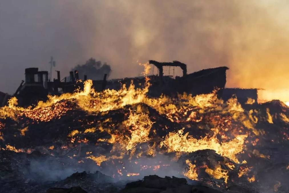 The fire at the composting plant in south Tenerife now covers 35,000 square metres