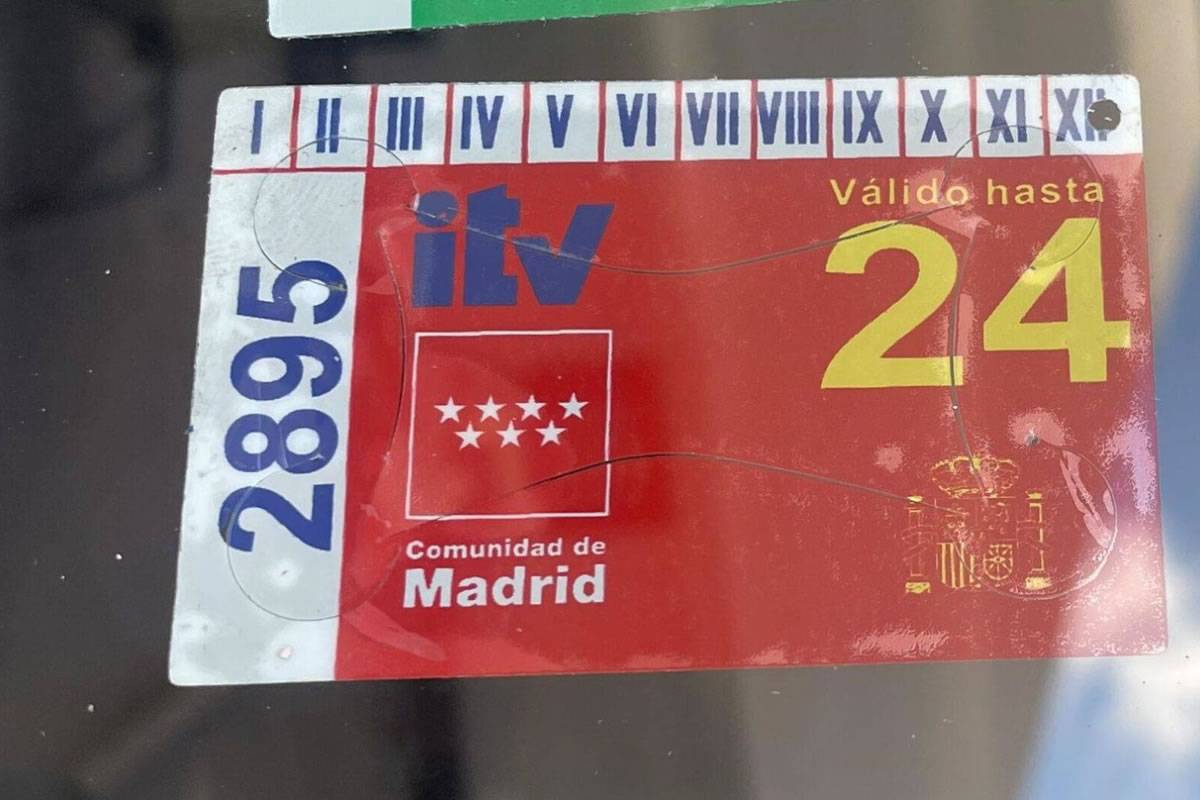 The DGT announces the end of ITV stickers on windscreen 