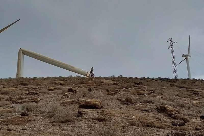 Wind turbine collapses in Lanzarote leaving thousands with no electricity