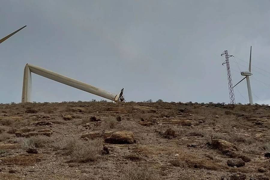 Wind turbine collapses in Lanzarote leaving thousands with no electricity