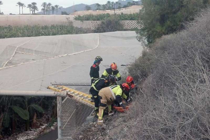 Motorcyclist in critical condition after plunging down a ravine in Tenerife