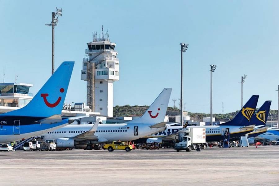 Canary Islands Government opposes AENA's 4% airport fee hike