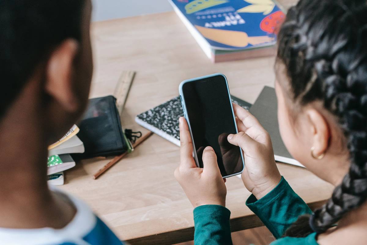 Canary Islands Government takes the first step to ban mobile phones in schools