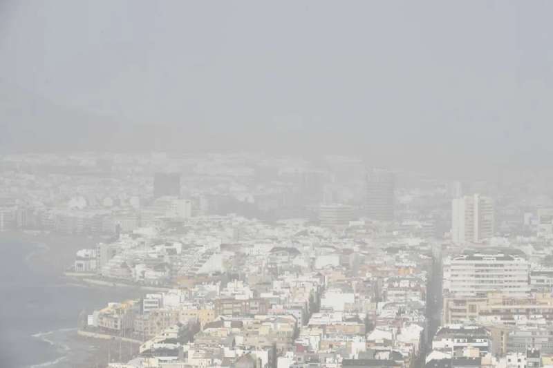 An intense calima coming to the Canary Islands will make the air unbreathable 