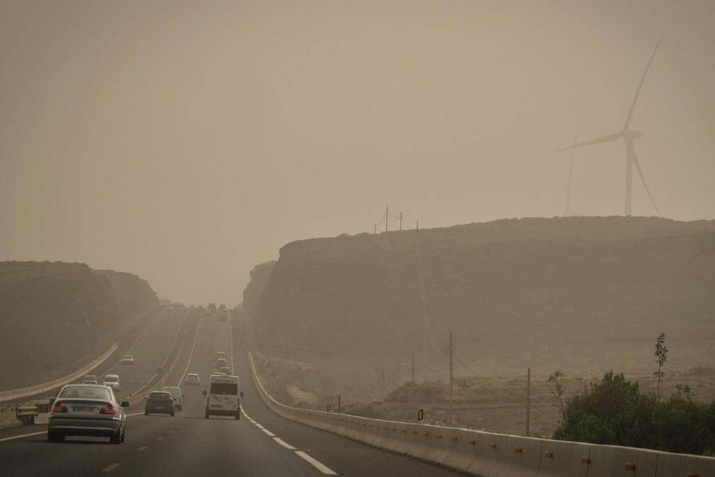 Calima, strong winds, and bad sea conditions hit the south of Tenerife