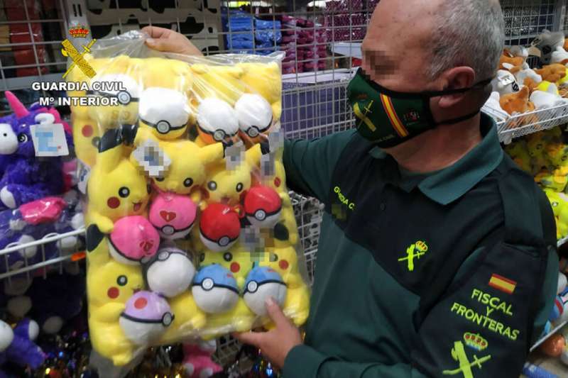 Police seize over 400 dangerous counterfeit toys in the south of Tenerife 