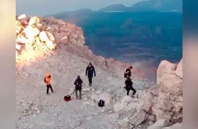 VIDEO: Tourists ignore regulations and enter Mount Teide’s crater