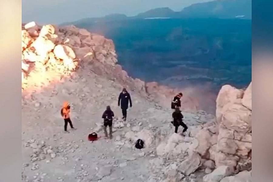 VIDEO: Tourists ignore regulations and enter Mount Teide’s crater