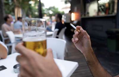 Health experts support the proposal to ban smoking on terraces and in cars
