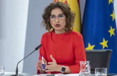 The Government approves the increase in the minimum wage and tax threshold