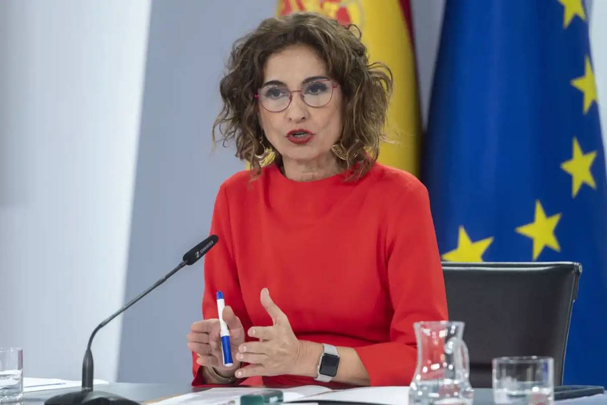 The Government approves the increase in the minimum wage and tax threshold