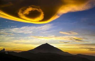 Spectacular hat-shaped cloud signals the arrival of Storm Karlotta 