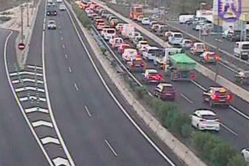 Traffic jams on the TF-1 motorway in the south after a pedestrian is run over