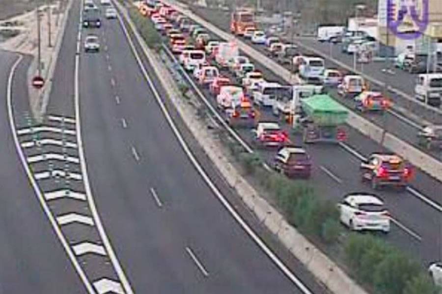 Traffic jams on the TF-1 motorway in the south after a pedestrian is run over