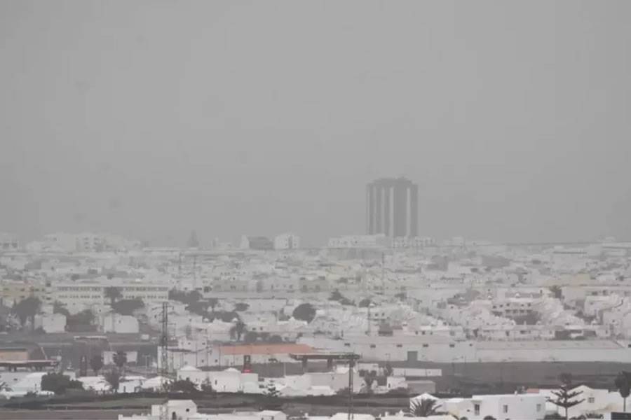 Haze returns to the Canary Islands 