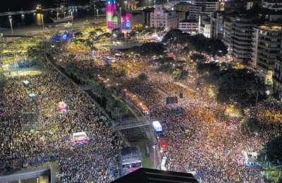 Over 400,000 people flood the centre of Santa Cruza for Carnival's grand finale