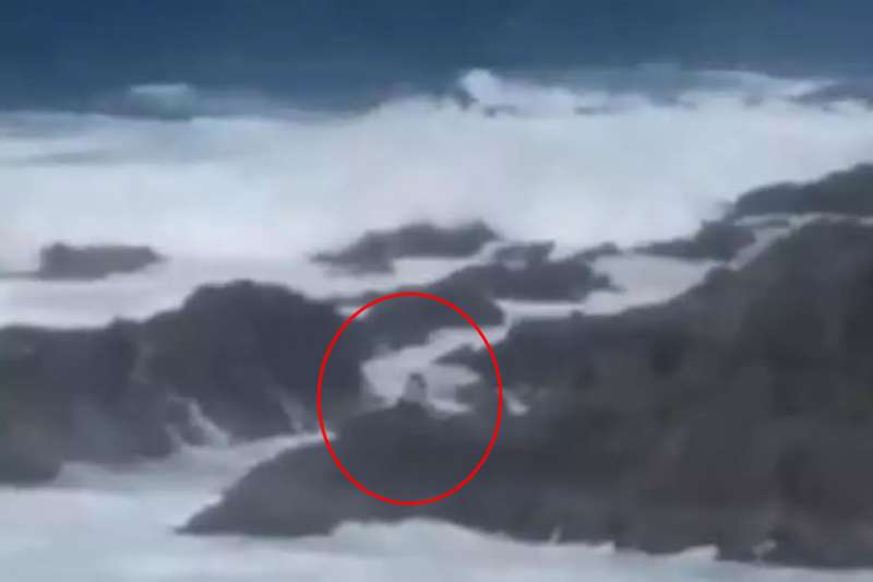 VIDEO: Police remove two tourists from rocks as they endangered their lives for a selfie