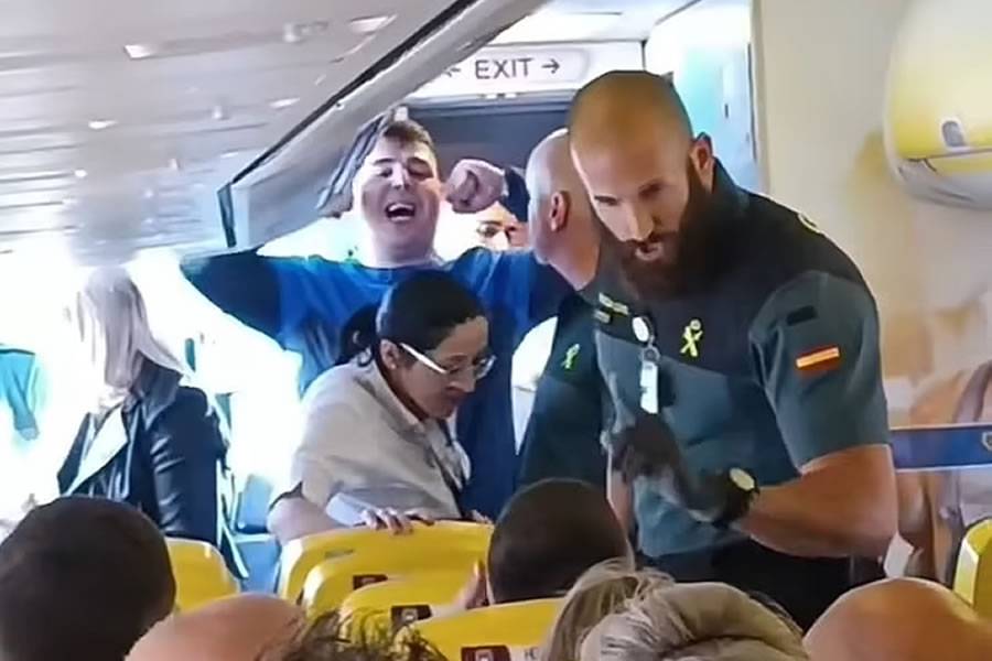 VIDEO: Fight erupts between two "drunken" Scots on Tenerife-bound flight