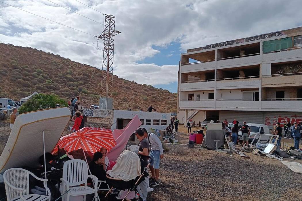 Eviction in Arona: the families leave the Chasna building with nowhere to go