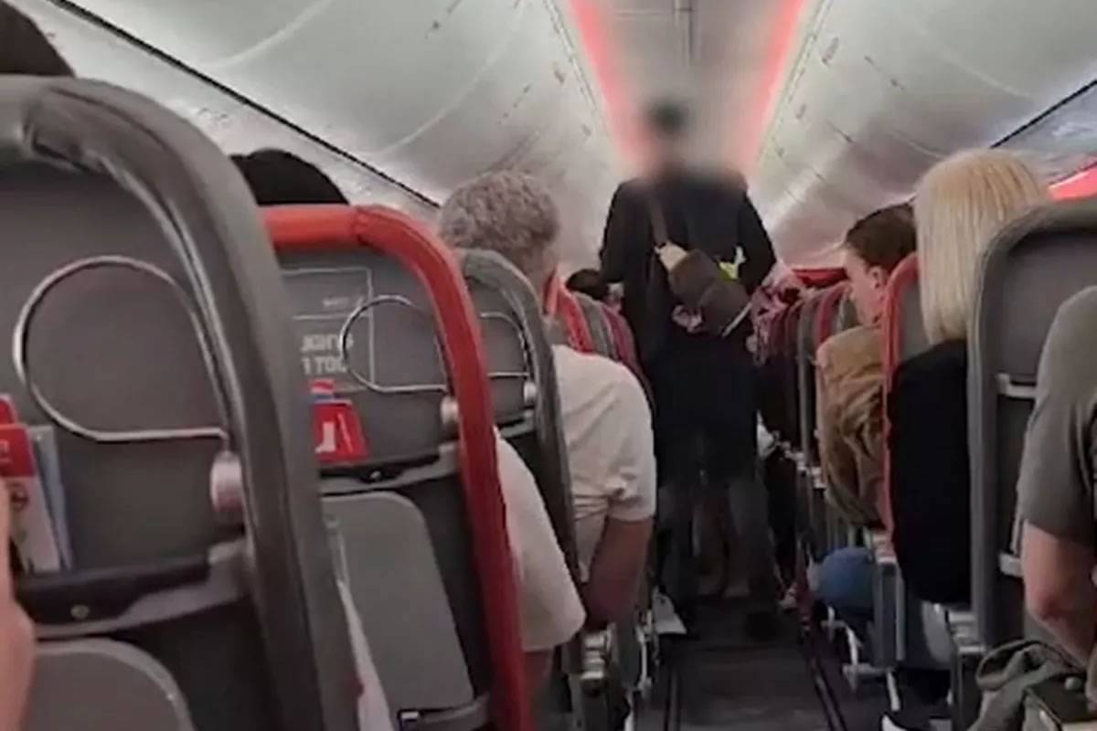 VIDEO: Passengers cheer as ‘disgraceful lout’ is kicked off Jet2 flight to Tenerife