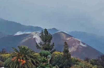 VIDEO: La Palma’s Cumbre Vieja volcano steams due to the rain