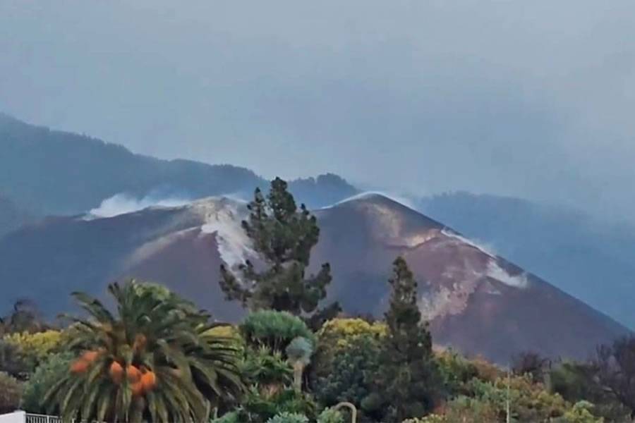 VIDEO: La Palma’s Cumbre Vieja volcano steams due to the rain