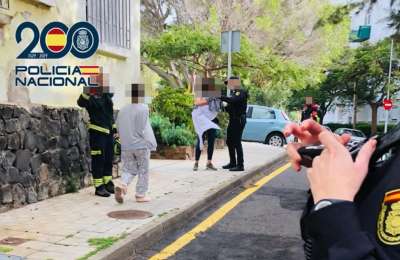 Man threatens to jump from a balcony with a 3-month-old baby in Tenerife