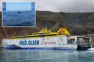 VIDEO: Car falls into the sea from a ferry heading to Tenerife