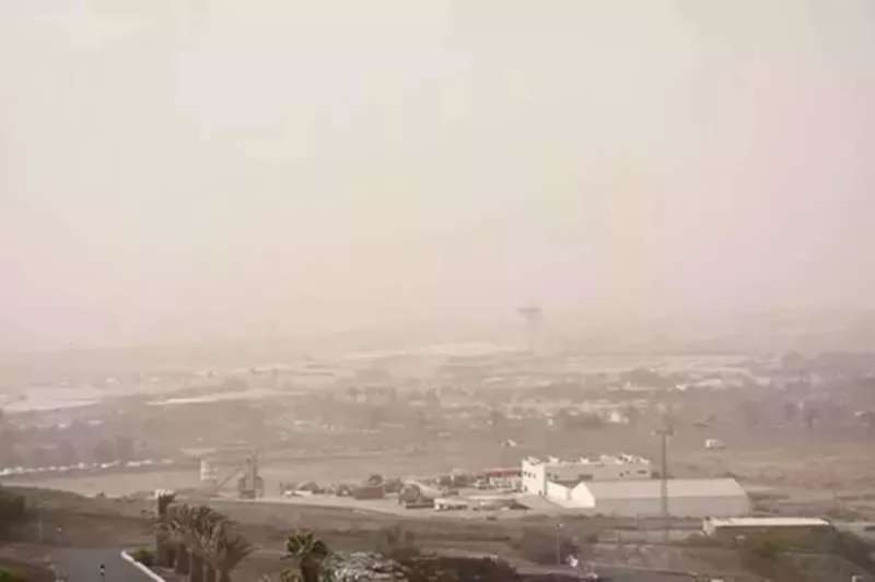 Temperatures of 30°C and haze heading towards the Canary Islands