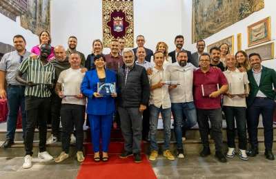 The mayor of Adeje congratulates Repsol award-winning chefs