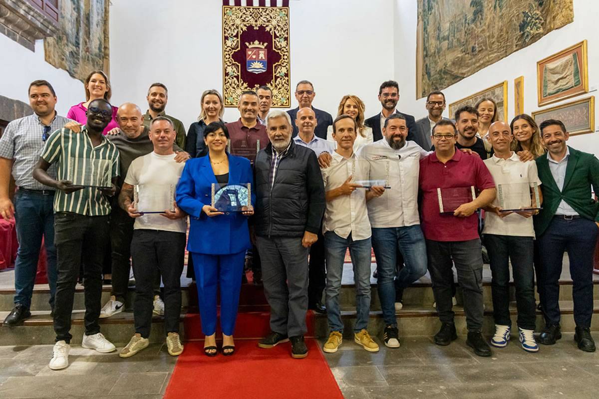 The mayor of Adeje congratulates Repsol award-winning chefs