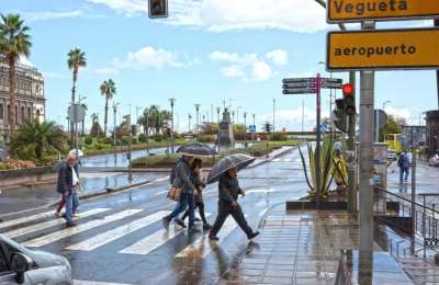 Scattered showers and strong northeast winds in the Canary Islands this Monday