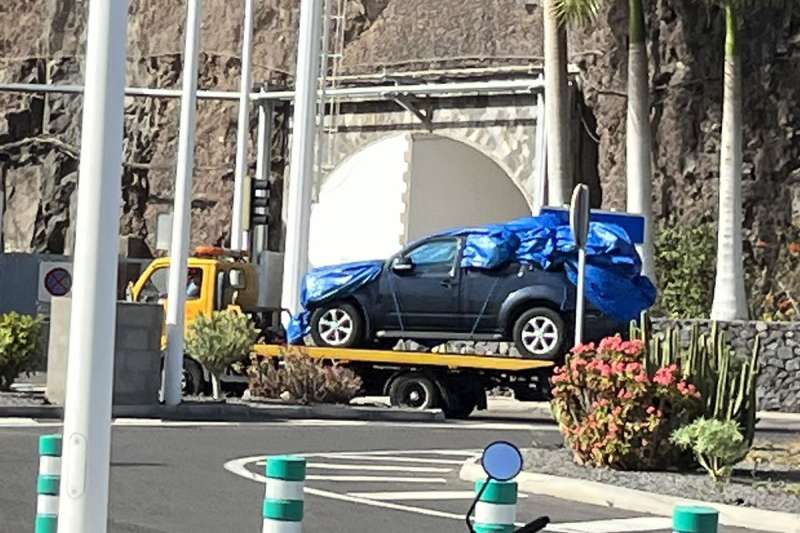 The car that fell off a Fred.Olsen ferry is retrieved from the sea