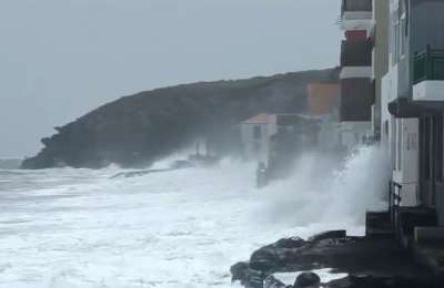 VIDEO: Waves batter the coast of the Canaries with 130 people evacuated from their homes