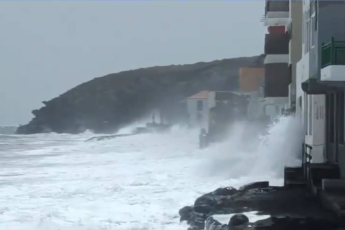 VIDEO: Waves batter the coast of the Canaries with 130 people evacuated from their homes