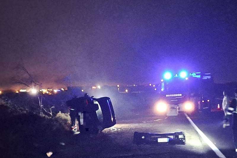 Two injured after rolling their car in Costa Teguise