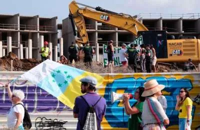 VIDEO: Activists enter the construction site of the La Tejita hotel and stop construction