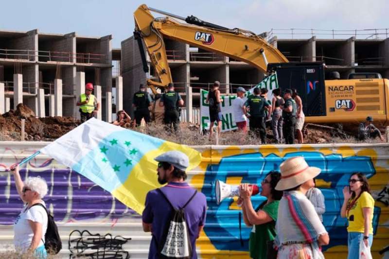 VIDEO: Activists enter the construction site of the La Tejita hotel and stop construction