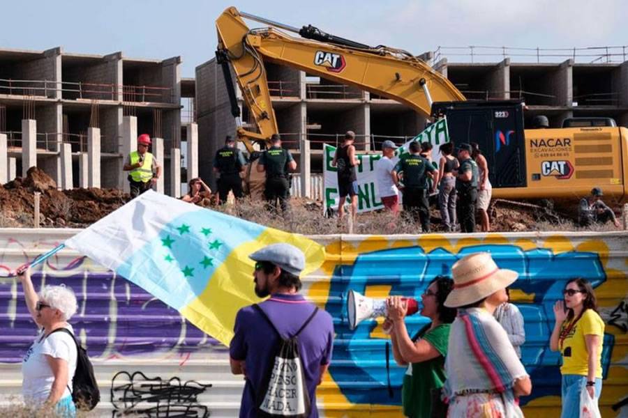 VIDEO: Activists enter the construction site of the La Tejita hotel and stop construction