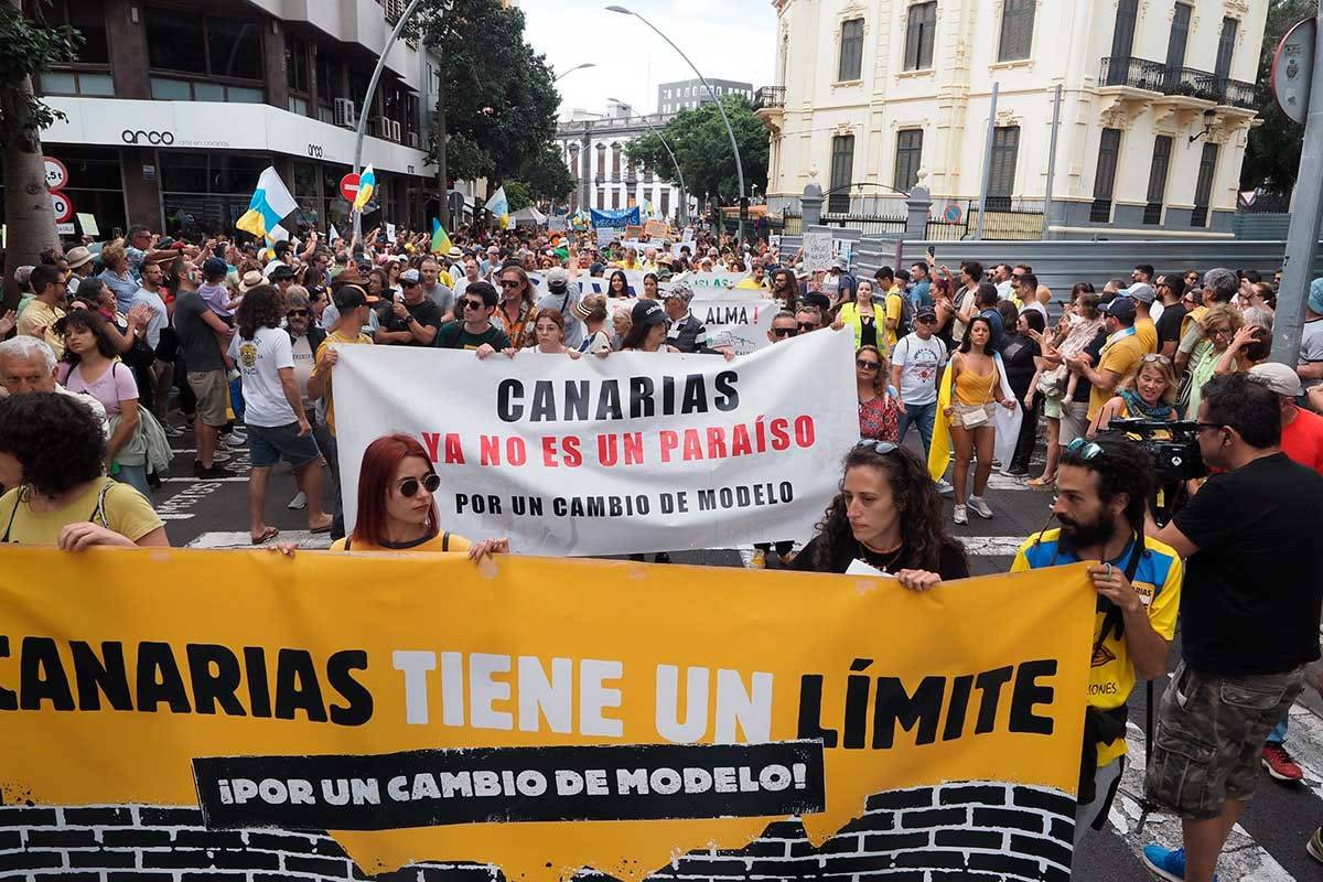 VIDEO: Thousands take to the streets to protest to the Government 