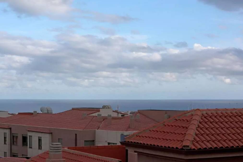 Mostly cloudy with temperatures of 26 degrees this Monday