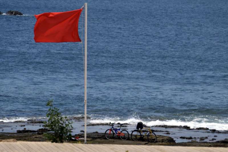 Bacterial contamination continues at El Confital Beach