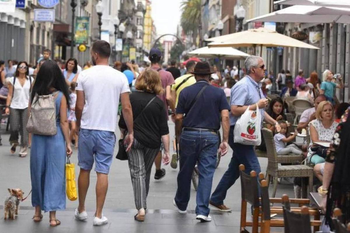 Canary Islands population increased by 20,500 over the last year to 2.2 million