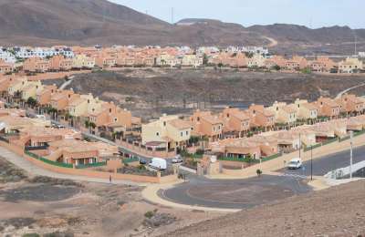 123 families face eviction from a complex in Corralejo 