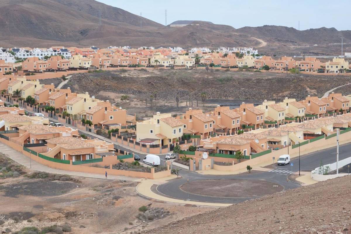 123 families face eviction from a complex in Corralejo 